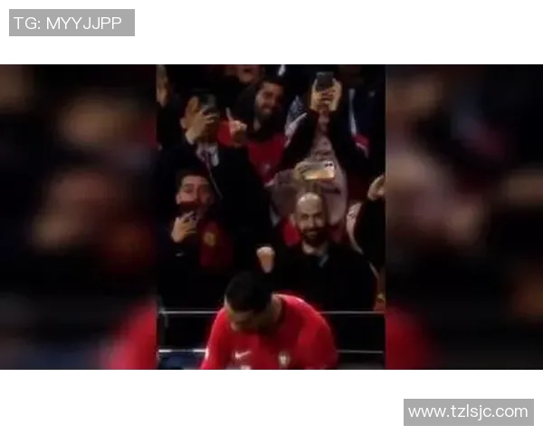 足球巨星叉腰自信姿态展现无畏风采，凝聚全场目光的瞬间